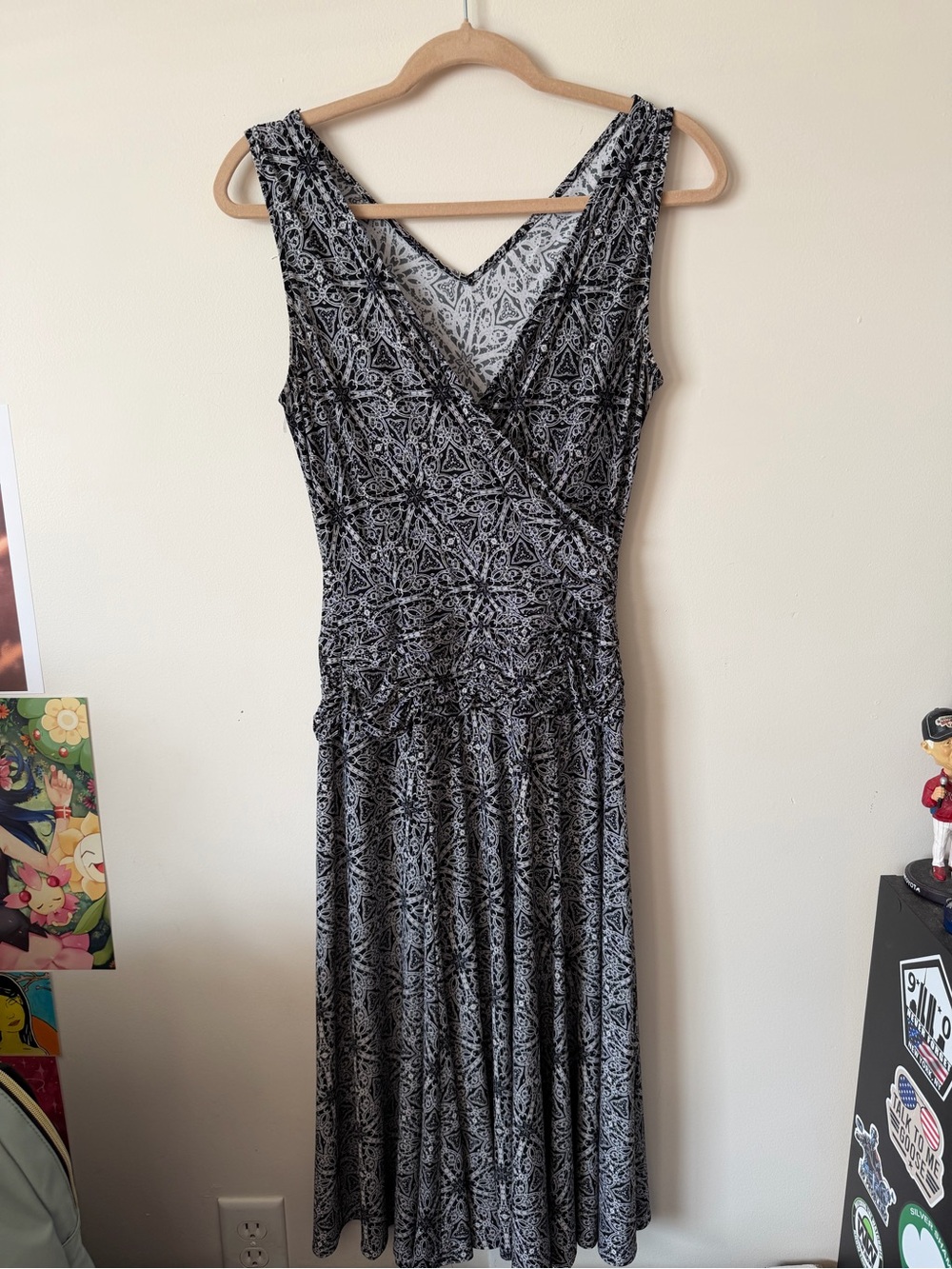 Sleeveless Black and White Maxi Dress with V-Neck